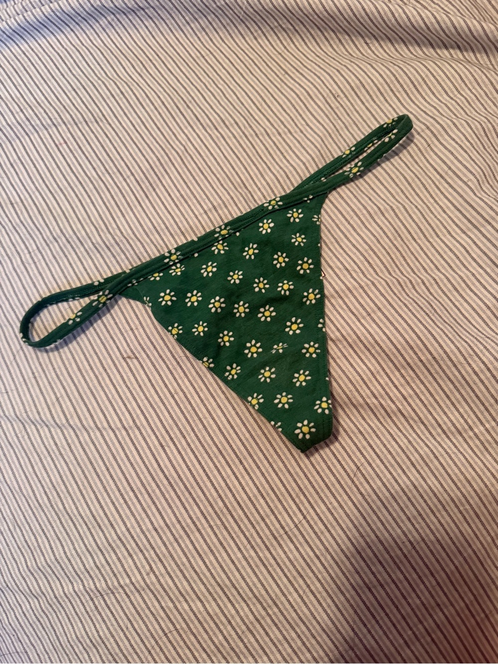 NWOT Victoria’s Secret Green Daisy Cotton V-String Thong Panty